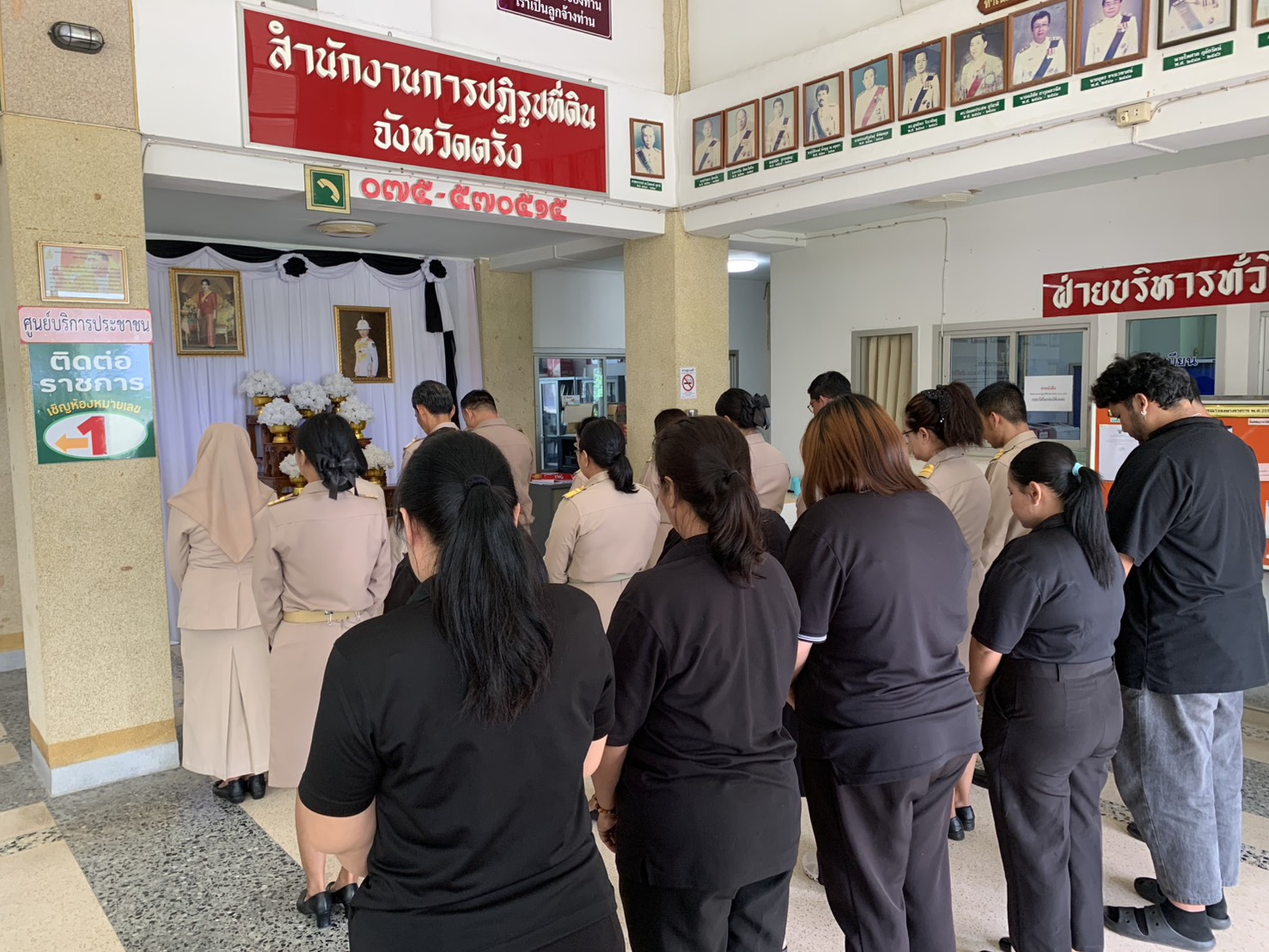 title - ส.ป.ก.ตรัง ร่วมกันถวายสักการะ และลงนามถวายความอาลัยเบื้องหน้าพระฉายาลักษณ์สมเด็จพระเจ้าลูกเธอ เจ้าฟ้าพัชรกิติยาภา นเรนทิราเทพยวดี กรมหลวงราชสาริณีสิริพัชร มหาวัชรราชธิดา