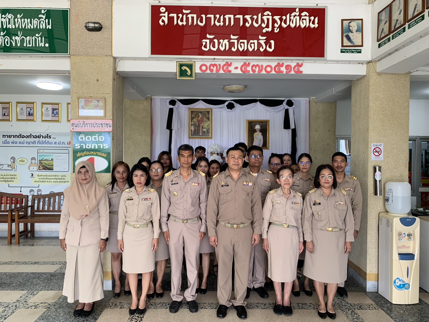 title - ส.ป.ก.ตรัง ร่วมกันถวายสักการะ และลงนามถวายความอาลัยเบื้องหน้าพระฉายาลักษณ์สมเด็จพระเจ้าลูกเธอ เจ้าฟ้าพัชรกิติยาภา นเรนทิราเทพยวดี กรมหลวงราชสาริณีสิริพัชร มหาวัชรราชธิดา
