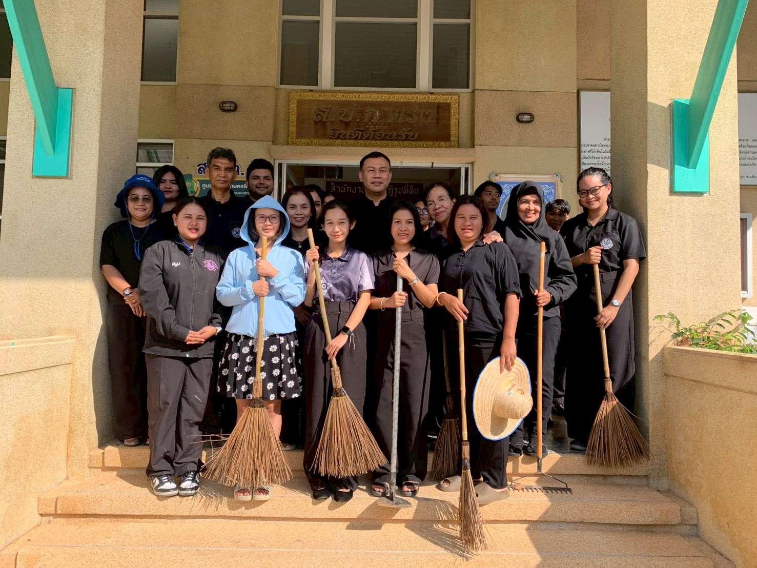 ส.ป.ก.ตรัง ร่วมกิจกรรมจิตอาสาพัฒนา และกิจกรรม ๕ ส  เนื่องในโอกาสวันชาติและวันพ่อแห่งชาติ ประจำปี ๒๕๖๘