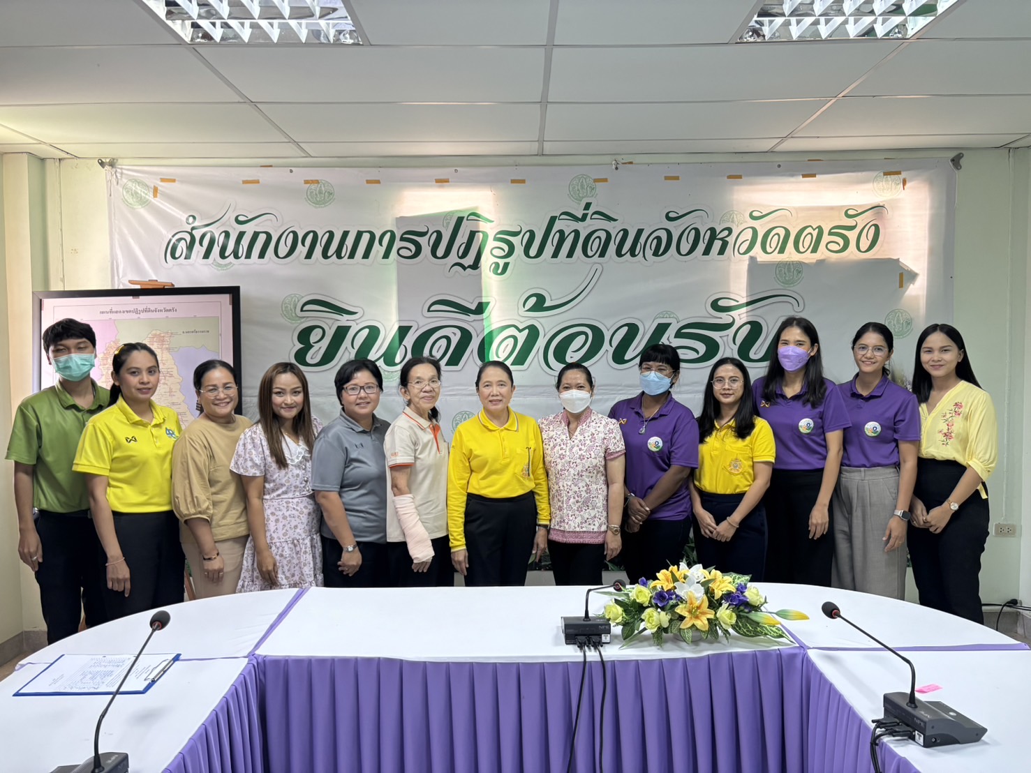 นางปาริชาต รัตนมนตรี ปฏิรูปที่ดินจังหวัดตรัง พร้อมด้วยเจ้าหน้าที่ ส.ป.ก.ตรัง ได้ร่วมประชุมกับ กลุ่มตรวจสอบภายใน ส.ป.ก. โดย นางสาวใบพร สว่างอารมณ์ นักวิชาการตรวจสอบภายในชำนาญการพิเศษ และคณะผู้ตรวจสอบ 