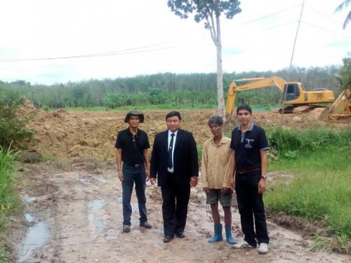 นายวันชัย สินทรัพย์ ปฏิรูปที่ดินจังหวัดตรังตรวจเยี่ยมการขุดสระเก็บน้ำ ตามกิจกรรมจัดการแหล่งน้ำในเขตปฏิรูปที่ดิน