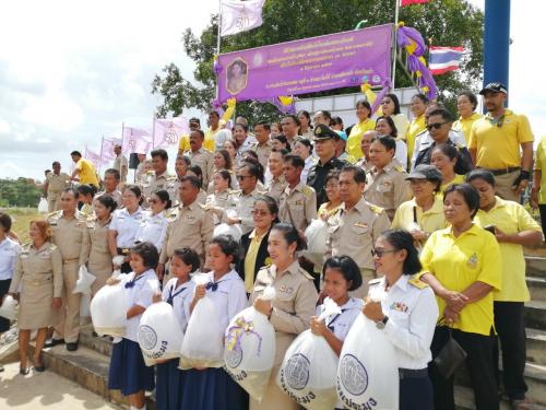 นายวัชรินทร์ ริยาพันธุ์ ปฏิรูปที่ดินจังหวัดตรัง เข้าร่วมพิธีปล่อยพันธุ์สัตว์น้ำ เนื่องในวันเฉลิมพระชนมพรรษาสมเด็จพระนางเจ้าสุทิดา พัชรสุธาพิมลลักษณ พระบรมราชินี
