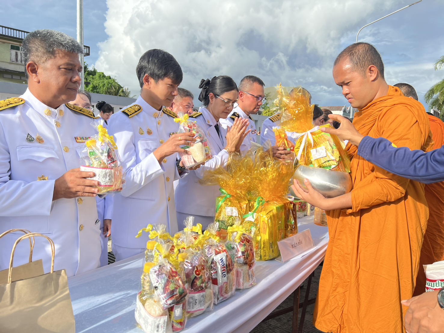 title - ส.ป.ก.ตรัง ร่วมพิธีเจริญพระพุทธมนต์และทำบุญตักบาตรถวายพระกุศล เนื่องในโอกาสฉลองพระชนมายุ 99 พรรษา สมเด็จพระอริยวงศาคตญาณ สมเด็จพระสังฆราช สกลมหาสังฆปริณายก