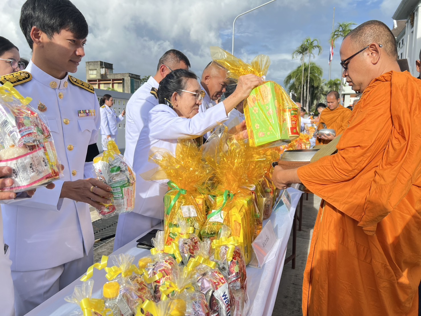 title - ส.ป.ก.ตรัง ร่วมพิธีเจริญพระพุทธมนต์และทำบุญตักบาตรถวายพระกุศล เนื่องในโอกาสฉลองพระชนมายุ 99 พรรษา สมเด็จพระอริยวงศาคตญาณ สมเด็จพระสังฆราช สกลมหาสังฆปริณายก