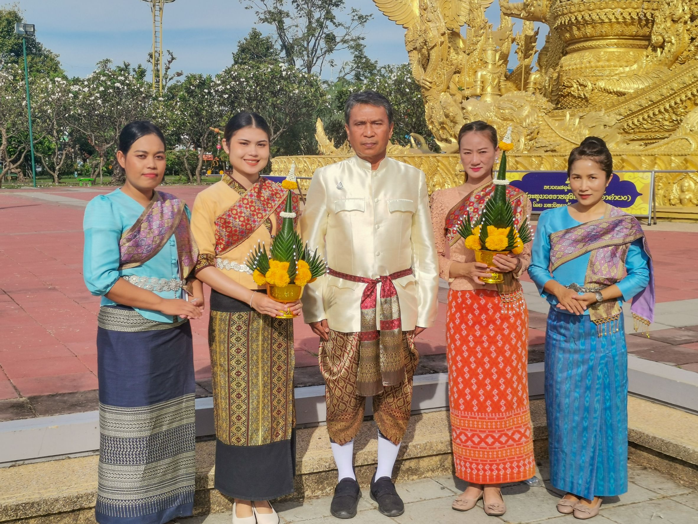 วันที่​ 10​ พฤศจิกายน​ 2566​ นายอำมริต คงแก้ว ปฏิรูปที่ดินจังหวัดอุบลราชธานี มอบหมายให้เจ้าหน้าที่ ส.ป.ก.จังหวัดอุบลราชธานี เข้าร่วมงานพิธีบวงสรวง และสดุดีวีรกรรมพระประทุมวรราชสุริยวงษ์ (เจ้าคำผง)