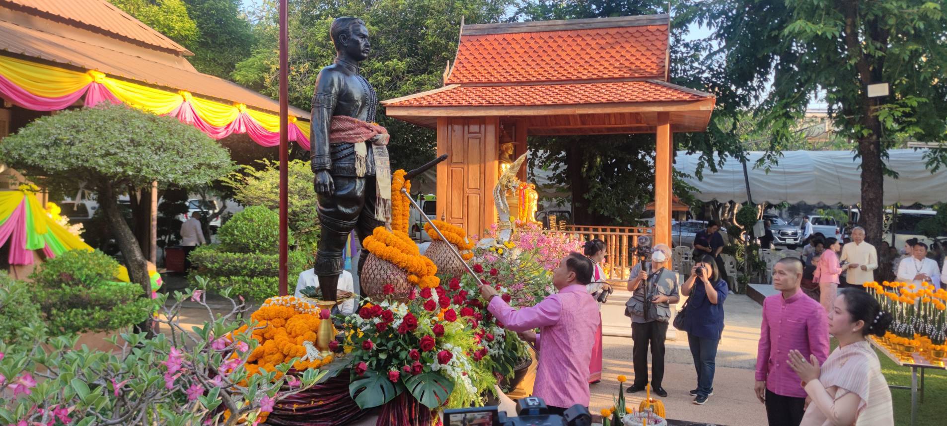 วันที่ 10 พฤศจิกายน 2567 เวลา 06.30 น สำนักงานการปฏิรูปที่ดินจังหวัดอุบลราชธานี เข้าร่วมพิธีบวงสรวงและสดุดีวีรกรรมพระประทุมวรราชสุริยวงษ์ (เจ้าคำผง) ประจำปี 2567