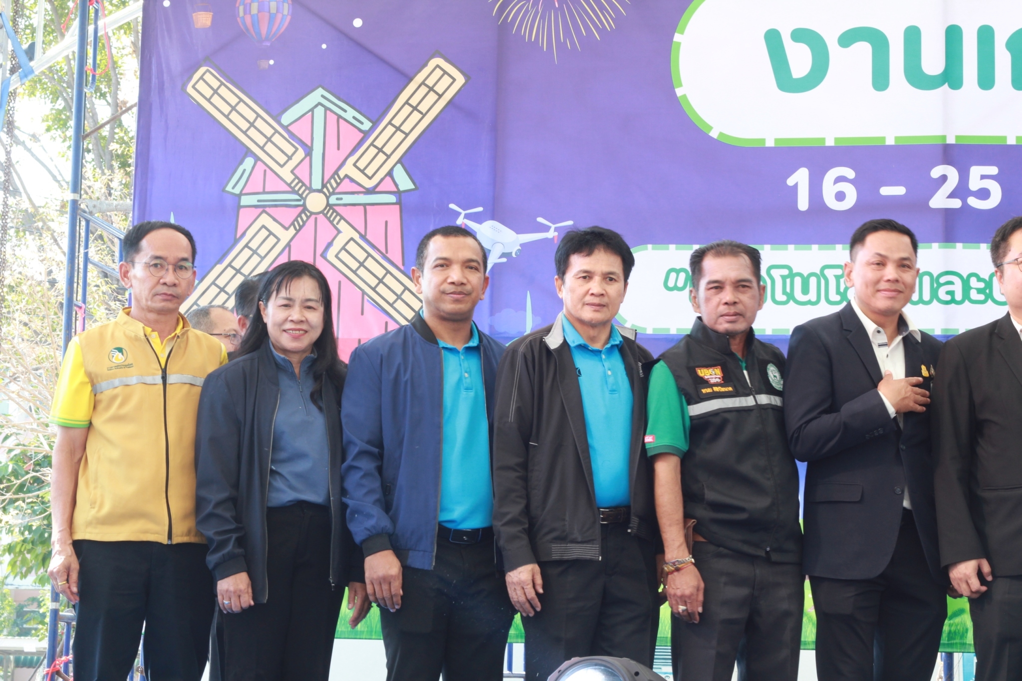 วันที่ 16 กุมภาพันธ์ 2567 นายประพันธ์ คำบาง ผู้ตรวจราชการกรม สำนักงานการปฏิรูปที่ดินเพื่อเกษตรกรรม พร้อมนายอำมริต คงแก้ว ปฏิรูปที่ดินจังหวัดอุบลราชธานี และเจ้าหน้าที่ ส.ป.ก.อุบลราชธานี ร่วมจัดนิทรรศการ​งานเกษตร​อีสาน​ใต้​ ประจำปี​ พ.ศ.​ 2567