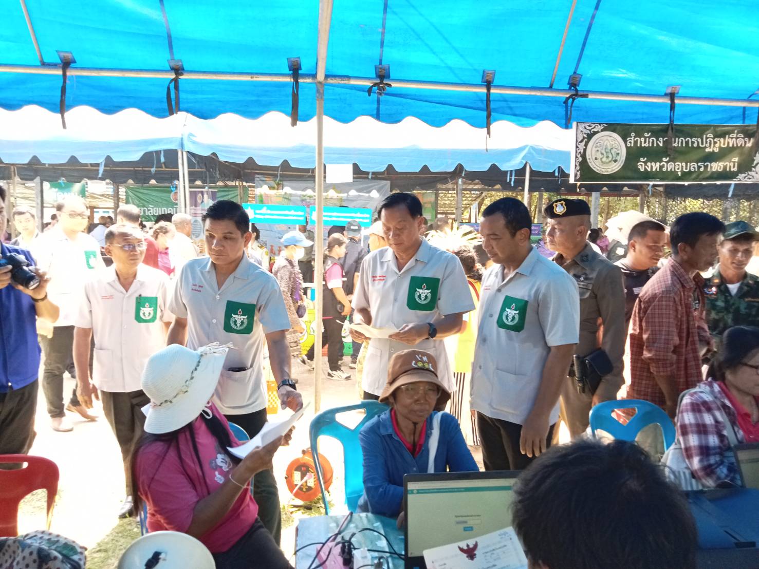 วันที่ 23 พฤศจิกายน 2566 นายอำมริต คงแก้ว ปฏิรูปที่ดินจังหวัดอุบลราชธานี และเจ้าหน้าที่ ส.ป.ก.อุบลราชธานี เข้าร่วมกิจกรรม หน่วยบริการจังหวัดเคลื่อนที่ ประจำปีงบประมาณ พ.ศ.2567