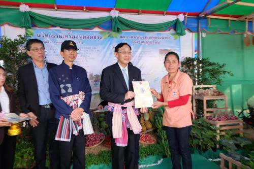 ผู้ตรวจราชการกรม พร้อมด้วย ปฏิรูปที่ดินจังหวัดอุบลราชธานี ร่วมพิธีเปิดงานเกษตรอีสานใต้ ประจำปี 2561