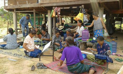 จัดฝึกอบรมเกษตรกร โครงการพัฒนาธุกิจชุมชน หลักสูตรผ้าคลุมไหล่