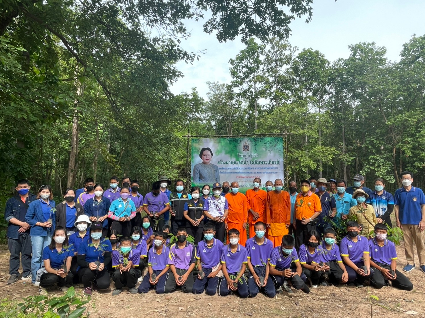 ส.ป.ก.อุตรดิตถ์ จัดกิจกรรมโครงการปลูกป่า สร้างฝายชะลอน้ำ เฉลิมพระเกียรติ สมเด็จพระนางเจ้าสิริกิติ์ พระบรมราชินีนาถ พระบรมราชชนนีพันปีหลวง
