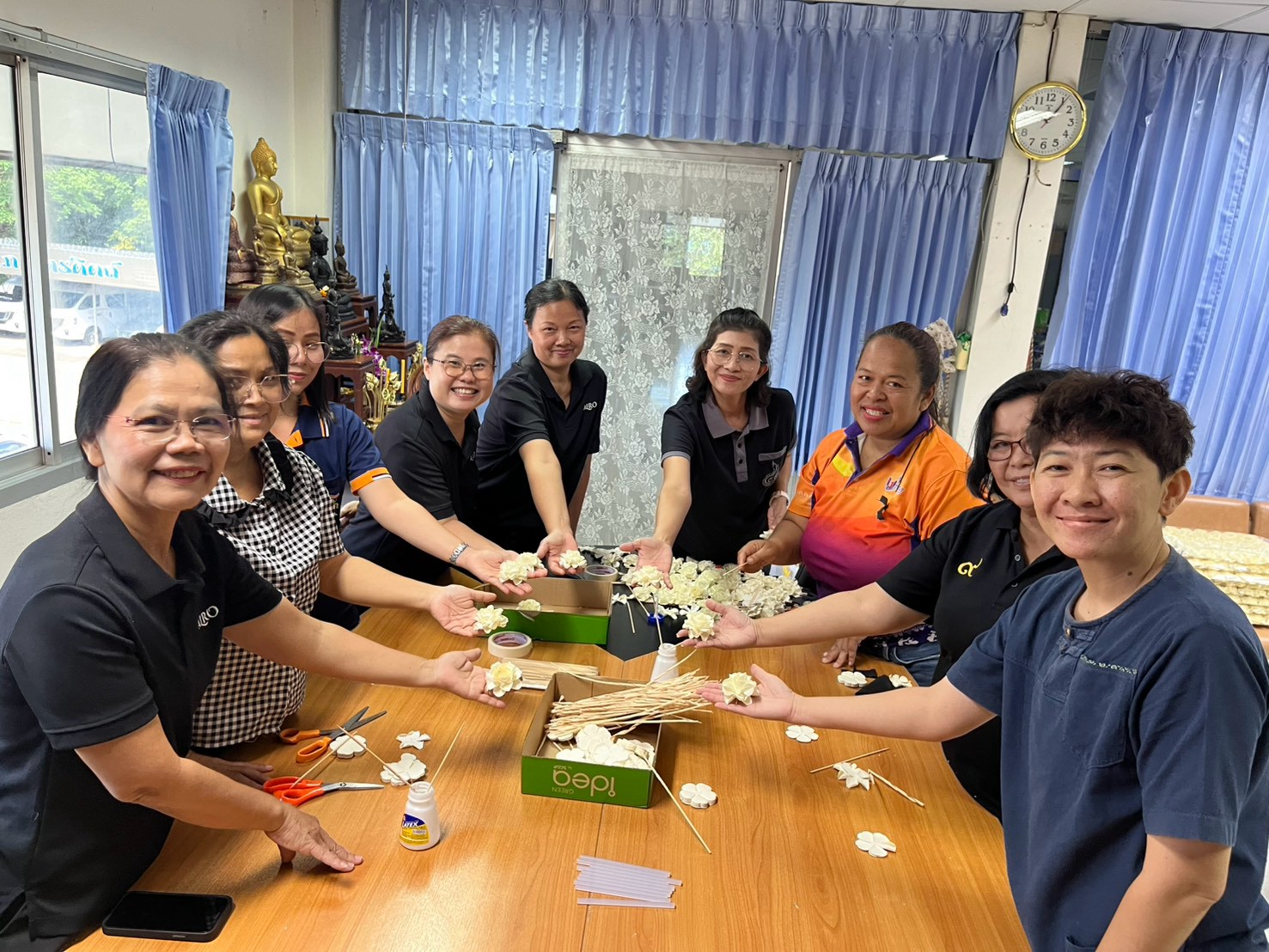 title - ส.ป.ก. อุตรดิตถ์ ร่วมจัดทำดอกไม้จันทน์ของประชาชนในส่วนภูมิภาค เพื่อร่วมพิธีถวายดอกไม้จันทน์