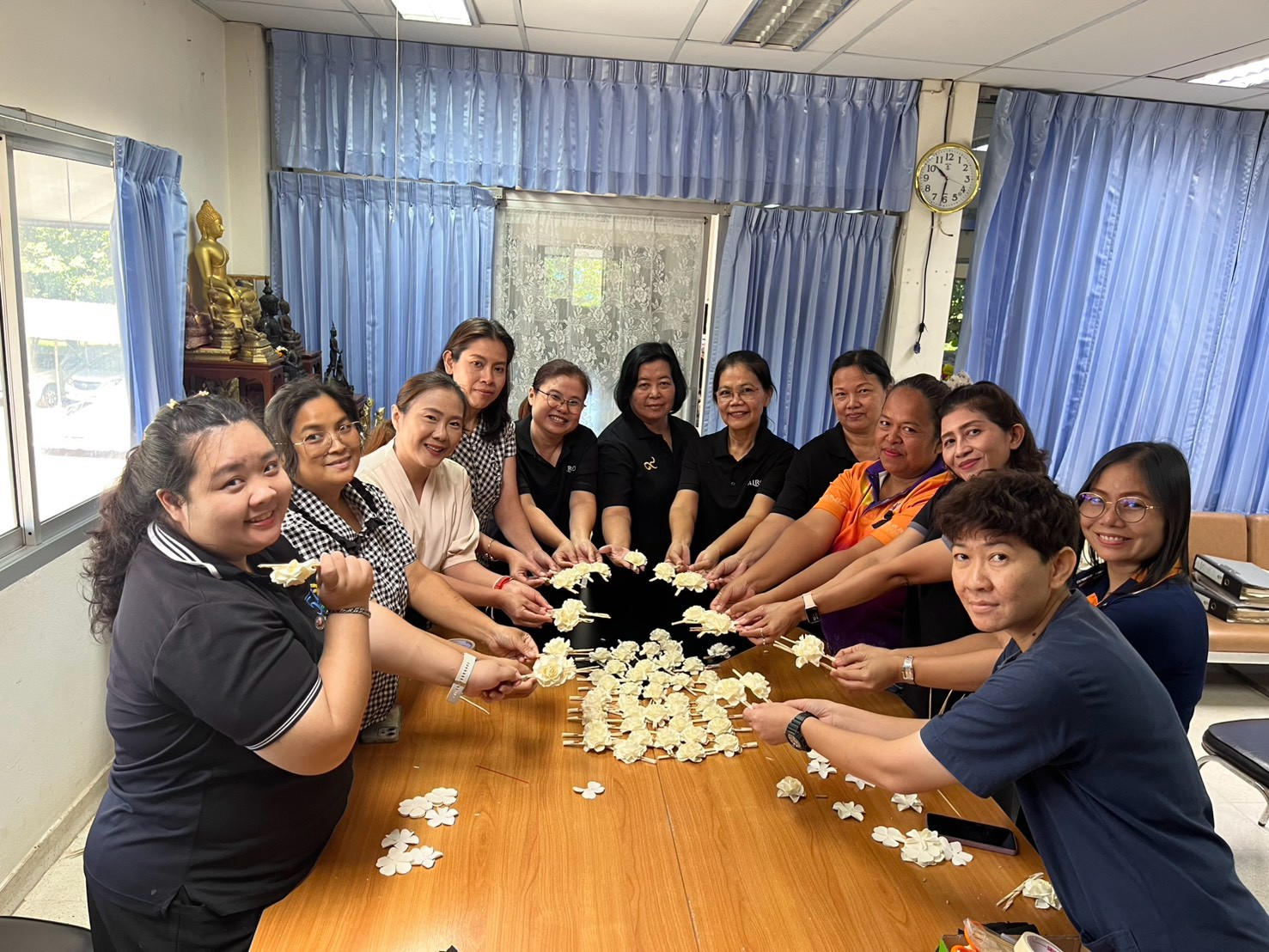 title - ส.ป.ก. อุตรดิตถ์ ร่วมจัดทำดอกไม้จันทน์ของประชาชนในส่วนภูมิภาค เพื่อร่วมพิธีถวายดอกไม้จันทน์
