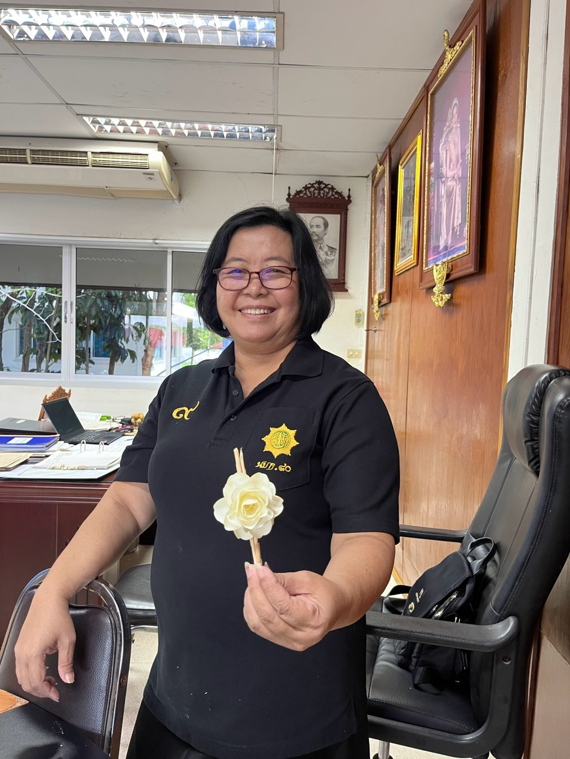 title - ส.ป.ก. อุตรดิตถ์ ร่วมจัดทำดอกไม้จันทน์ของประชาชนในส่วนภูมิภาค เพื่อร่วมพิธีถวายดอกไม้จันทน์