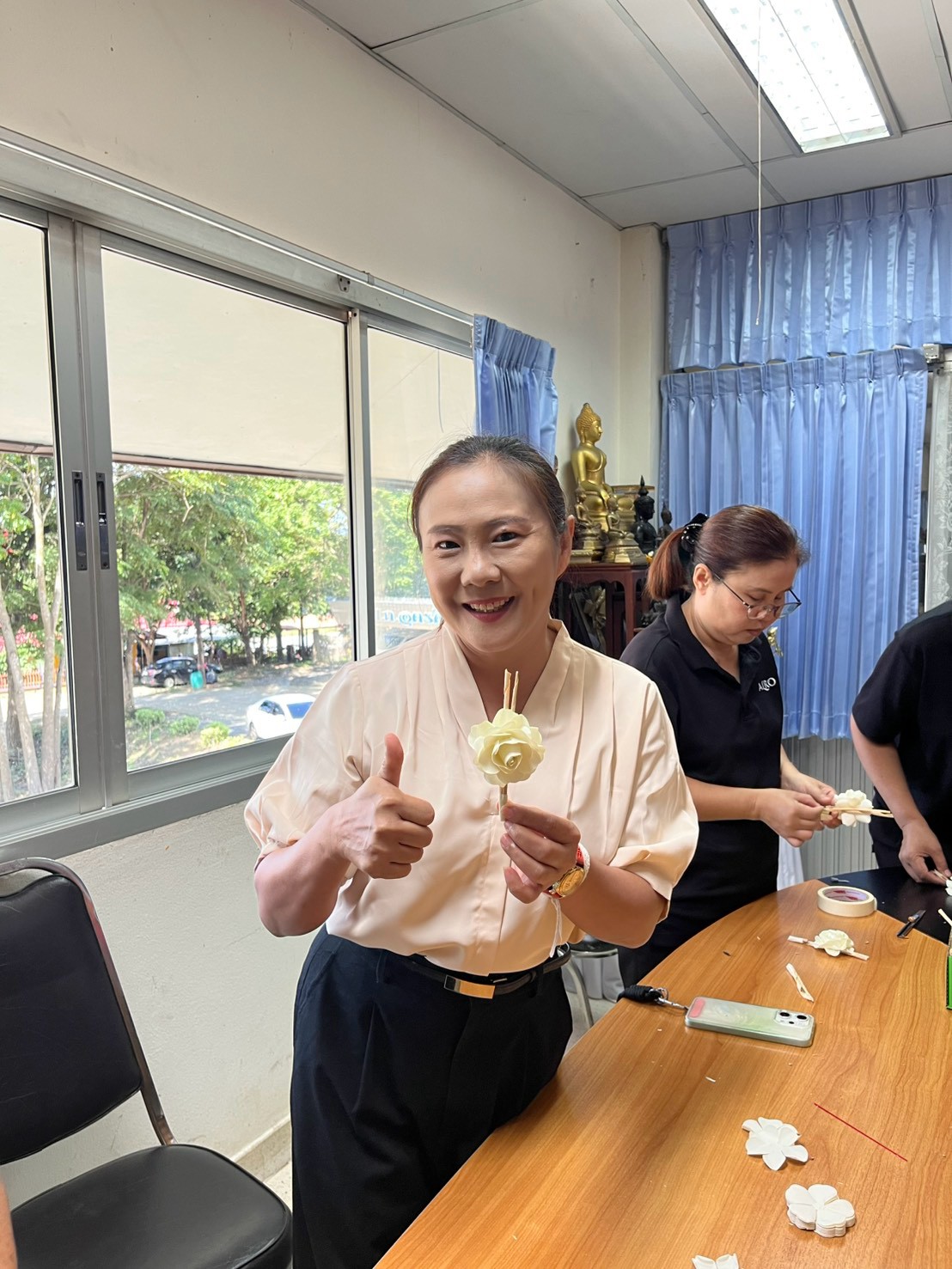 title - ส.ป.ก. อุตรดิตถ์ ร่วมจัดทำดอกไม้จันทน์ของประชาชนในส่วนภูมิภาค เพื่อร่วมพิธีถวายดอกไม้จันทน์