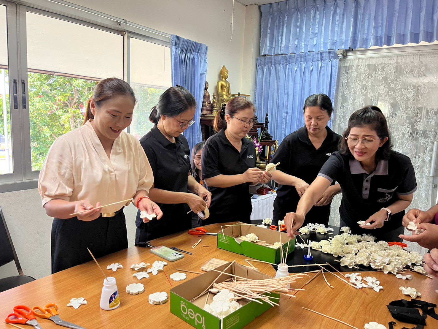 title - ส.ป.ก. อุตรดิตถ์ ร่วมจัดทำดอกไม้จันทน์ของประชาชนในส่วนภูมิภาค เพื่อร่วมพิธีถวายดอกไม้จันทน์