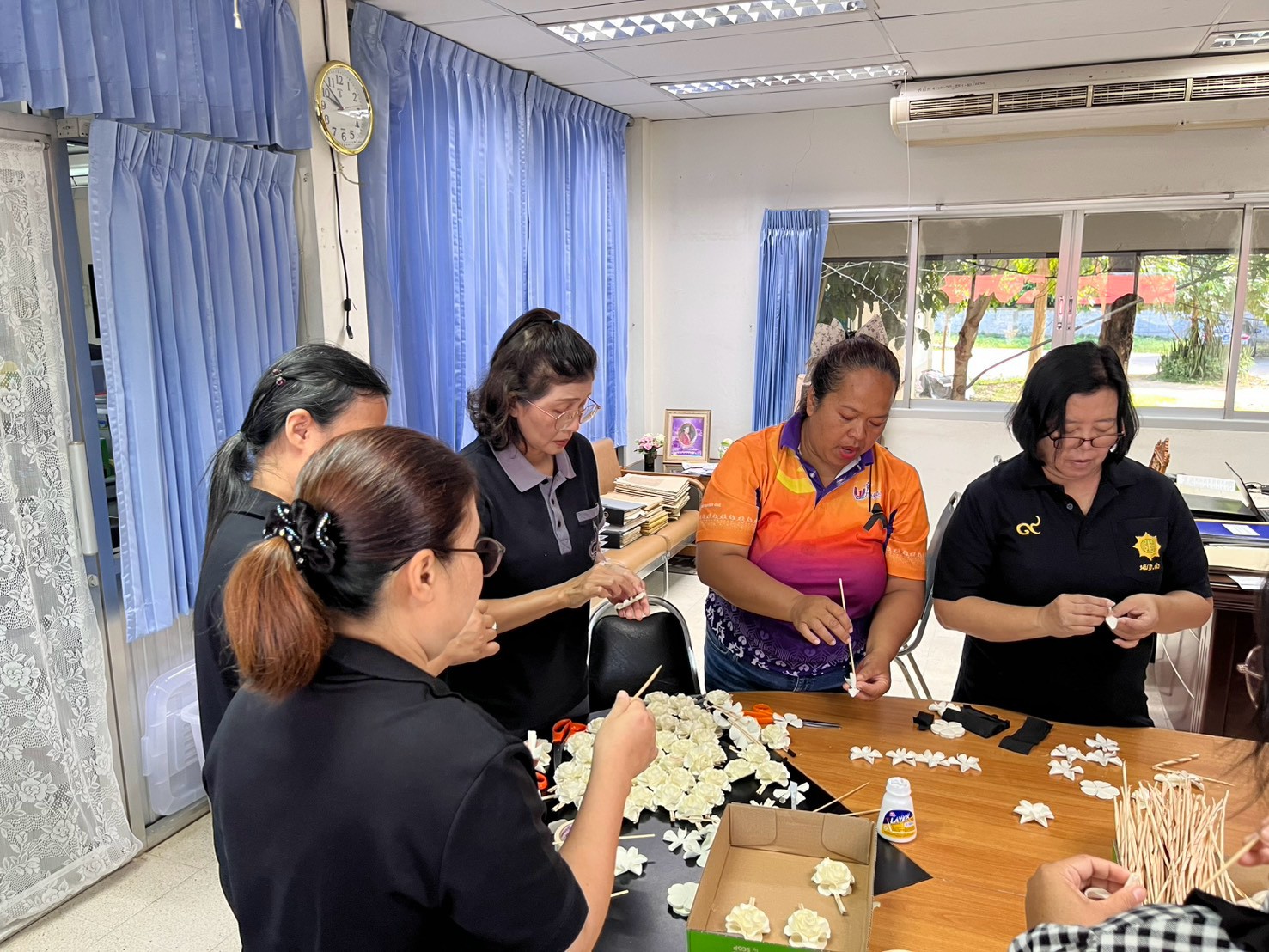 title - ส.ป.ก. อุตรดิตถ์ ร่วมจัดทำดอกไม้จันทน์ของประชาชนในส่วนภูมิภาค เพื่อร่วมพิธีถวายดอกไม้จันทน์