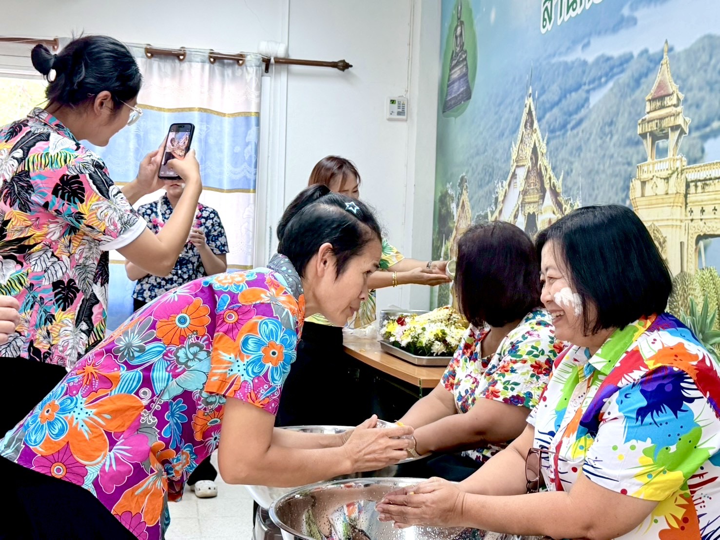 title - ส.ป.ก.อุตรดิตถ์ จัดพิธีทำบุญสำนักงาน สรงน้ำพระพุทธรูป และรดน้ำขอพรผู้อาวุโสของสำนักงาน และร่วมพิธีสรงน้ำพระ ณ จวนผู้ว่าราชการจังหวัดอุตรดิตถ์ เนื่องในเทศกาลสงกรานต์ ปี ๒๕๖๙