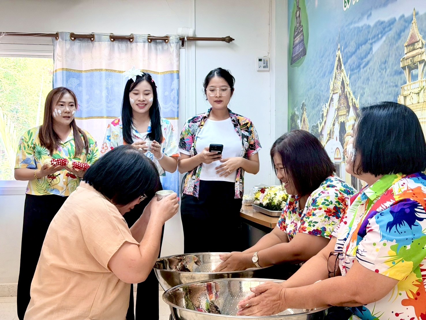 title - ส.ป.ก.อุตรดิตถ์ จัดพิธีทำบุญสำนักงาน สรงน้ำพระพุทธรูป และรดน้ำขอพรผู้อาวุโสของสำนักงาน และร่วมพิธีสรงน้ำพระ ณ จวนผู้ว่าราชการจังหวัดอุตรดิตถ์ เนื่องในเทศกาลสงกรานต์ ปี ๒๕๖๙