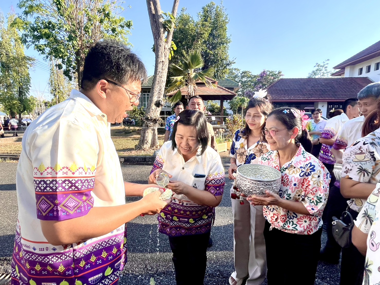 title - ส.ป.ก.อุตรดิตถ์ จัดพิธีทำบุญสำนักงาน สรงน้ำพระพุทธรูป และรดน้ำขอพรผู้อาวุโสของสำนักงาน และร่วมพิธีสรงน้ำพระ ณ จวนผู้ว่าราชการจังหวัดอุตรดิตถ์ เนื่องในเทศกาลสงกรานต์ ปี ๒๕๖๙