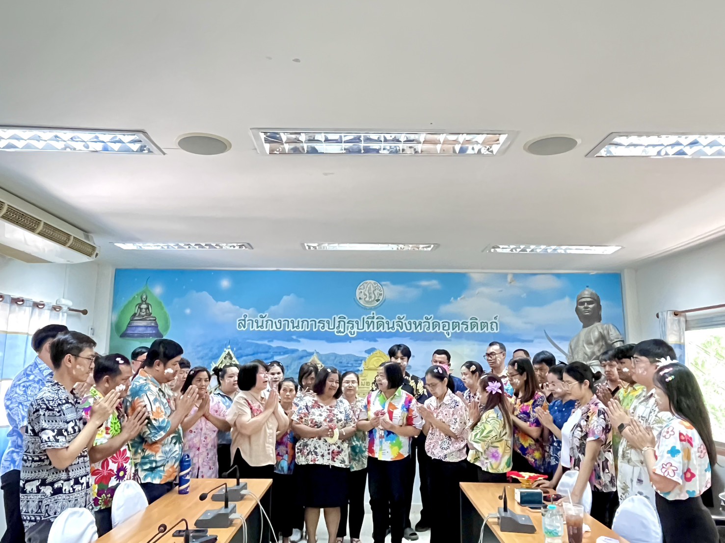 title - ส.ป.ก.อุตรดิตถ์ จัดพิธีทำบุญสำนักงาน สรงน้ำพระพุทธรูป และรดน้ำขอพรผู้อาวุโสของสำนักงาน และร่วมพิธีสรงน้ำพระ ณ จวนผู้ว่าราชการจังหวัดอุตรดิตถ์ เนื่องในเทศกาลสงกรานต์ ปี ๒๕๖๙