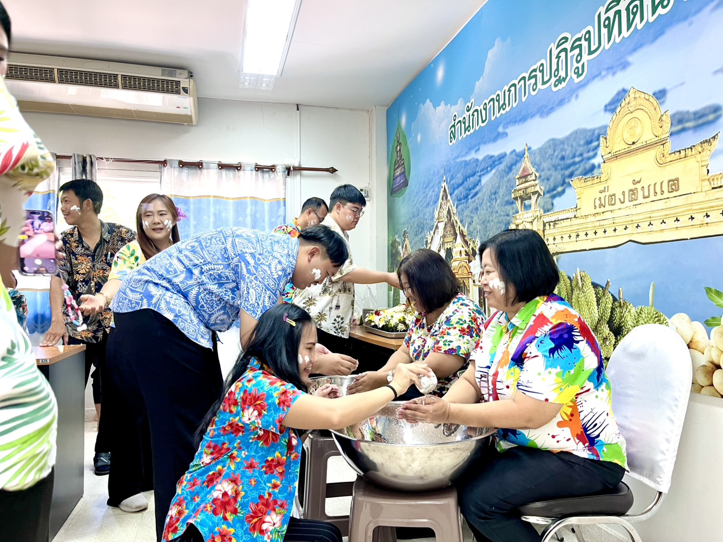 title - ส.ป.ก.อุตรดิตถ์ จัดพิธีทำบุญสำนักงาน สรงน้ำพระพุทธรูป และรดน้ำขอพรผู้อาวุโสของสำนักงาน และร่วมพิธีสรงน้ำพระ ณ จวนผู้ว่าราชการจังหวัดอุตรดิตถ์ เนื่องในเทศกาลสงกรานต์ ปี ๒๕๖๙