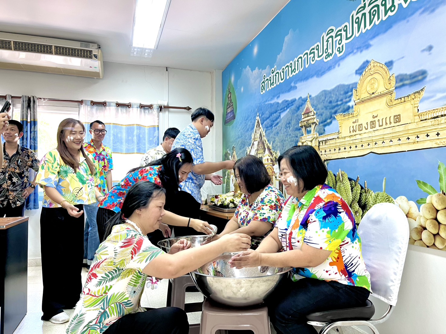 title - ส.ป.ก.อุตรดิตถ์ จัดพิธีทำบุญสำนักงาน สรงน้ำพระพุทธรูป และรดน้ำขอพรผู้อาวุโสของสำนักงาน และร่วมพิธีสรงน้ำพระ ณ จวนผู้ว่าราชการจังหวัดอุตรดิตถ์ เนื่องในเทศกาลสงกรานต์ ปี ๒๕๖๙