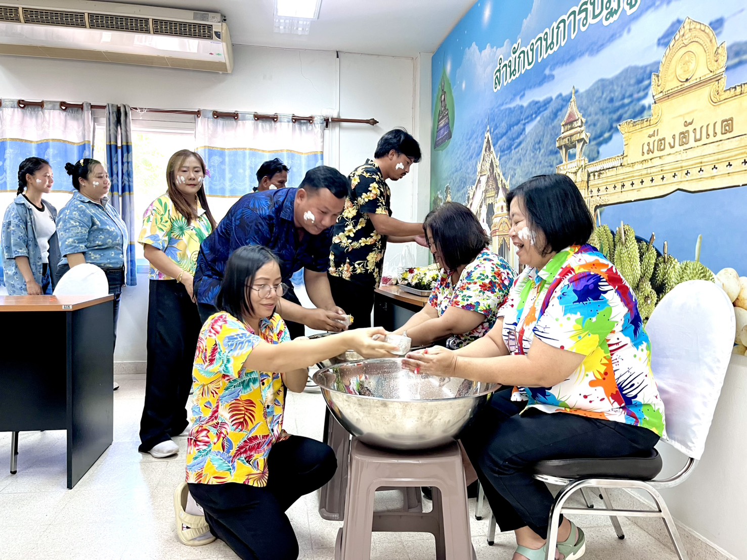 title - ส.ป.ก.อุตรดิตถ์ จัดพิธีทำบุญสำนักงาน สรงน้ำพระพุทธรูป และรดน้ำขอพรผู้อาวุโสของสำนักงาน และร่วมพิธีสรงน้ำพระ ณ จวนผู้ว่าราชการจังหวัดอุตรดิตถ์ เนื่องในเทศกาลสงกรานต์ ปี ๒๕๖๙