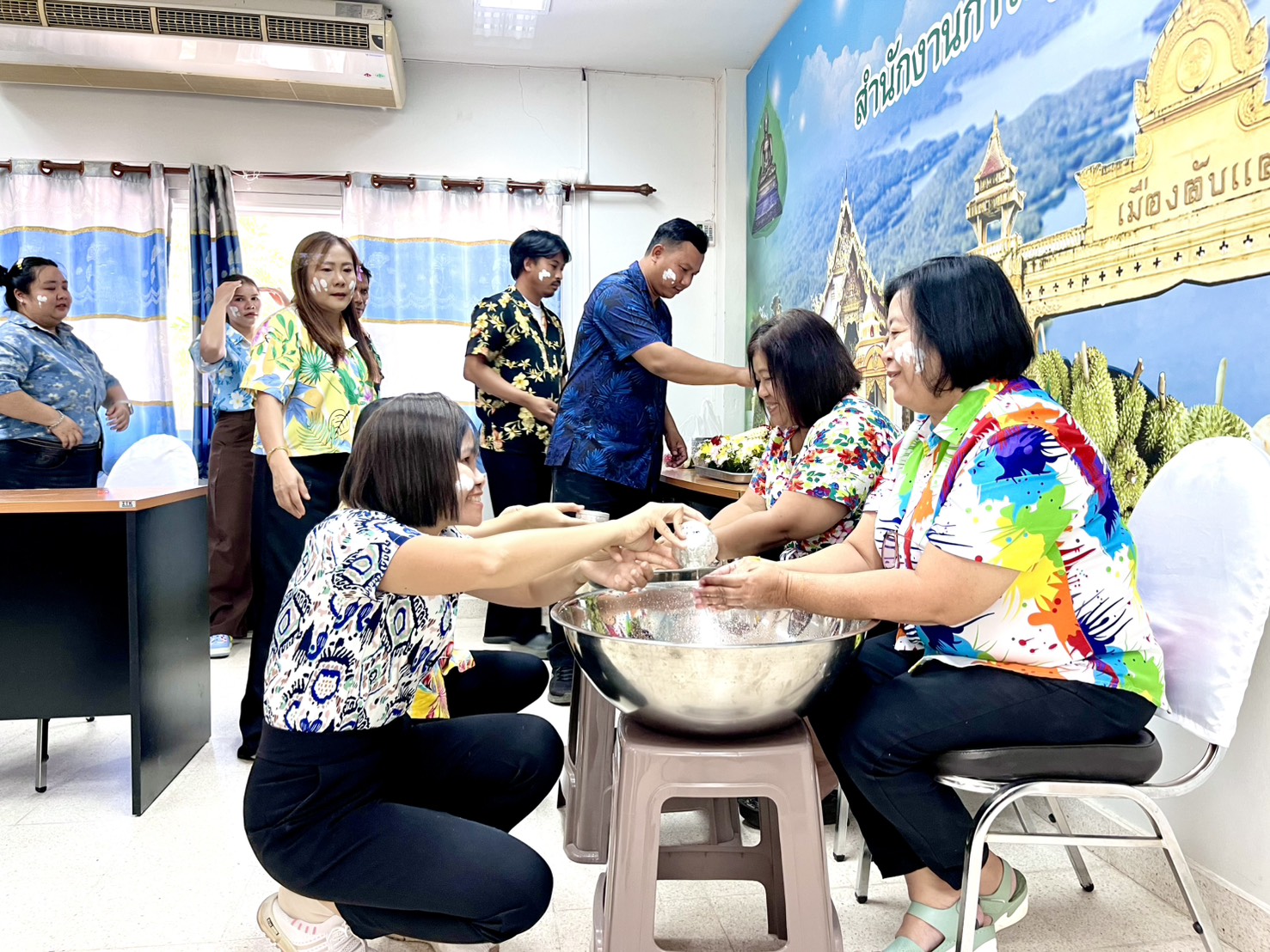 title - ส.ป.ก.อุตรดิตถ์ จัดพิธีทำบุญสำนักงาน สรงน้ำพระพุทธรูป และรดน้ำขอพรผู้อาวุโสของสำนักงาน และร่วมพิธีสรงน้ำพระ ณ จวนผู้ว่าราชการจังหวัดอุตรดิตถ์ เนื่องในเทศกาลสงกรานต์ ปี ๒๕๖๙
