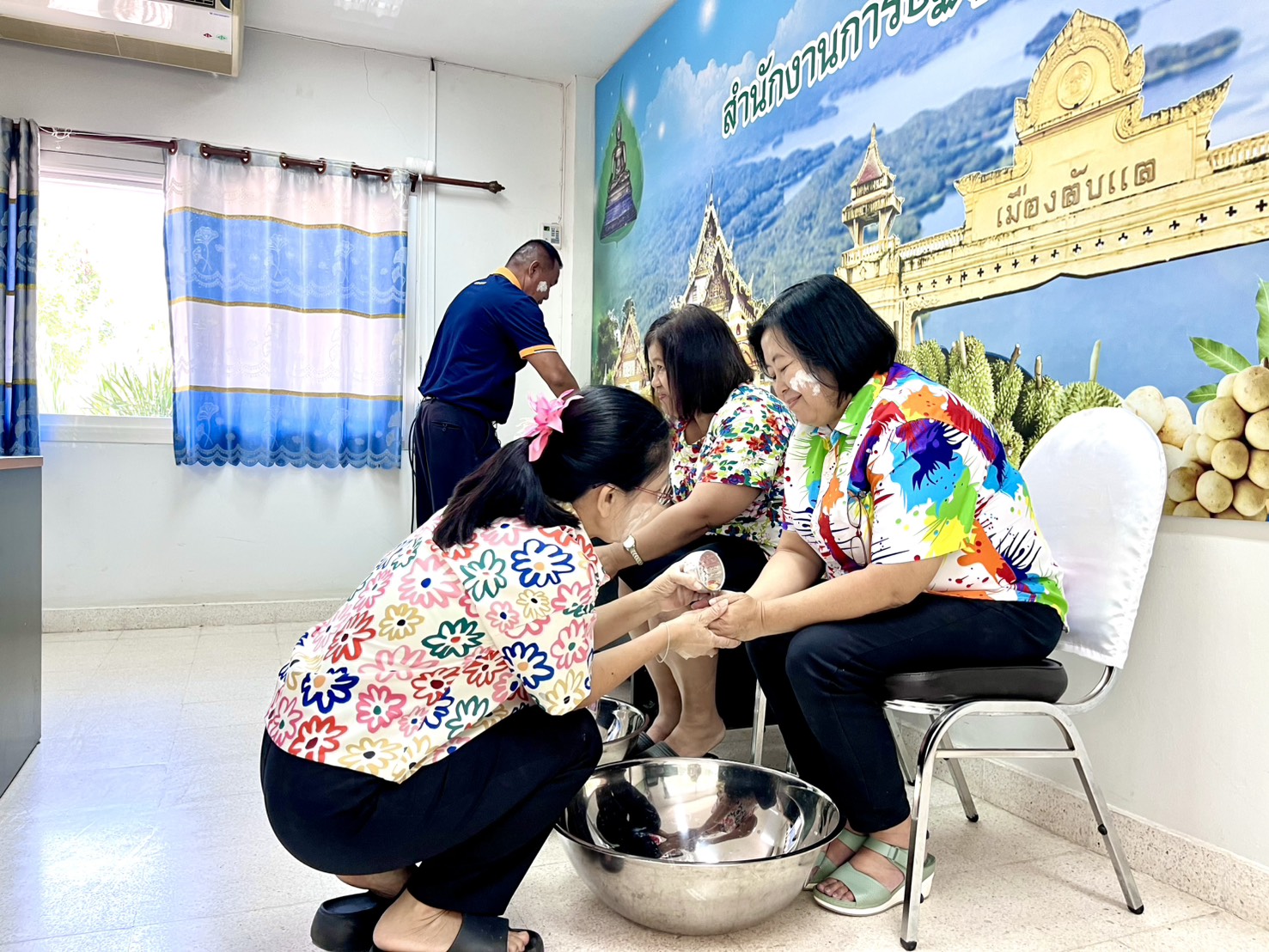 title - ส.ป.ก.อุตรดิตถ์ จัดพิธีทำบุญสำนักงาน สรงน้ำพระพุทธรูป และรดน้ำขอพรผู้อาวุโสของสำนักงาน และร่วมพิธีสรงน้ำพระ ณ จวนผู้ว่าราชการจังหวัดอุตรดิตถ์ เนื่องในเทศกาลสงกรานต์ ปี ๒๕๖๙