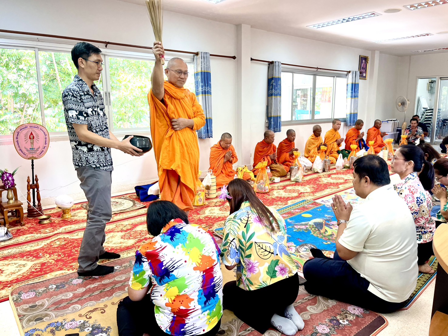title - ส.ป.ก.อุตรดิตถ์ จัดพิธีทำบุญสำนักงาน สรงน้ำพระพุทธรูป และรดน้ำขอพรผู้อาวุโสของสำนักงาน และร่วมพิธีสรงน้ำพระ ณ จวนผู้ว่าราชการจังหวัดอุตรดิตถ์ เนื่องในเทศกาลสงกรานต์ ปี ๒๕๖๙