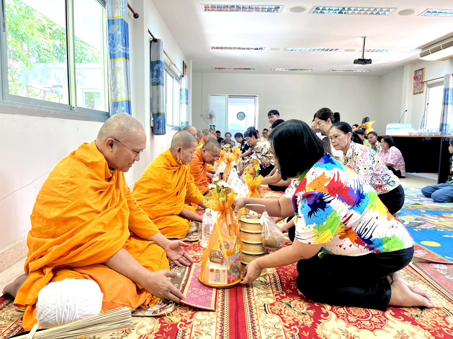 title - ส.ป.ก.อุตรดิตถ์ จัดพิธีทำบุญสำนักงาน สรงน้ำพระพุทธรูป และรดน้ำขอพรผู้อาวุโสของสำนักงาน และร่วมพิธีสรงน้ำพระ ณ จวนผู้ว่าราชการจังหวัดอุตรดิตถ์ เนื่องในเทศกาลสงกรานต์ ปี ๒๕๖๙