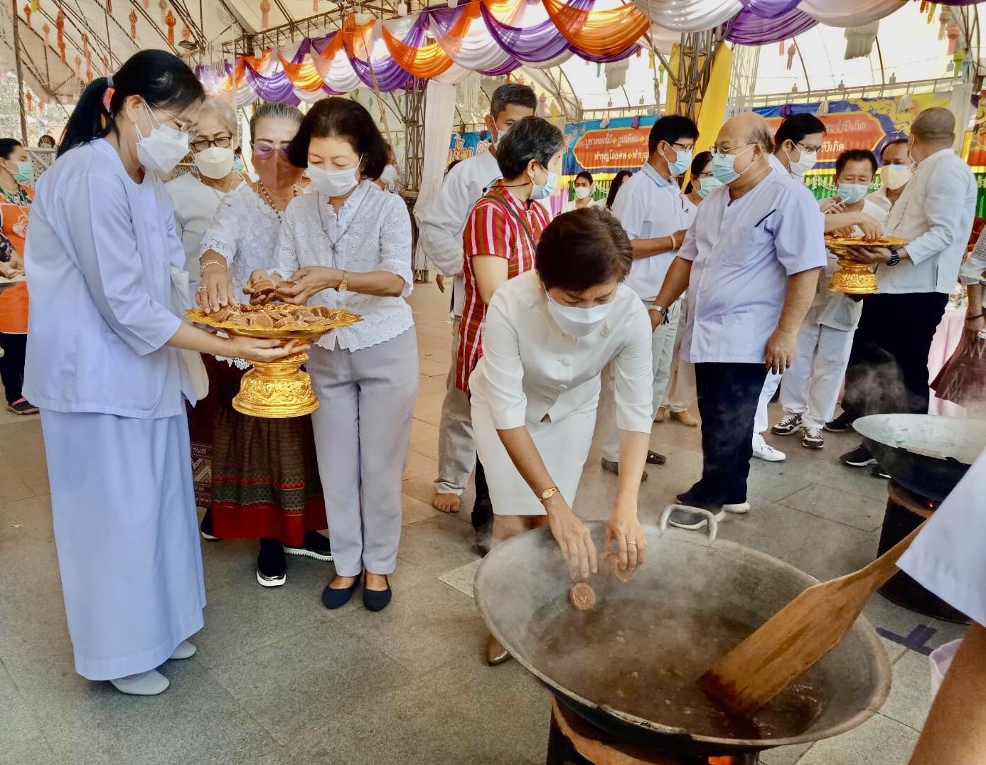 ส.ป.ก.อุตรดิตถ์ เข้าร่วมพิธีกวนพุทราแจวนบาตรบูชาพระแท่นศิลาอาสน์ งานนมัสการพระแท่นศิลาอาสน์ ประจำปี 2565 