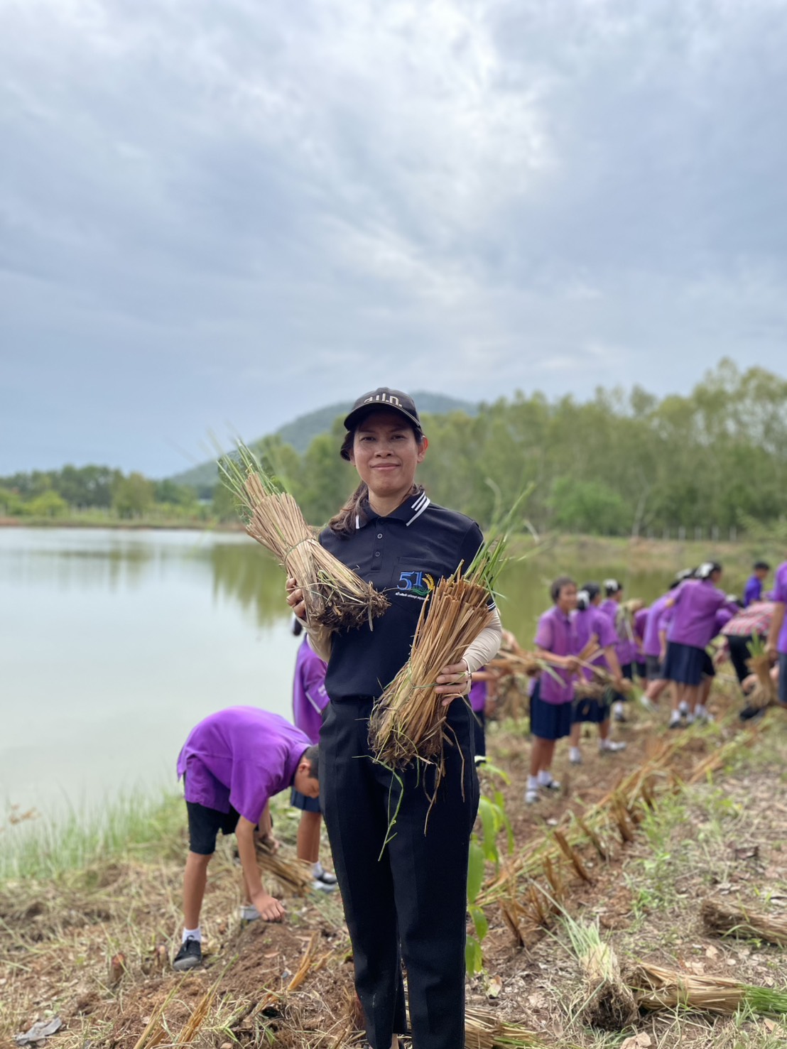 title - ส.ป.ก.อุตรดิตถ์ ดำเนินโครงการพัฒนาและรณรงค์การใช้หญ้าแฝกอันเนื่องมาจากพระราชดำริ ในเขตปฏิรูปที่ดินจังหวัดอุตรดิตถ์ ประจำปีงบประมาณ ๒๕๖๙