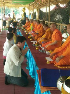 วันอังคารที่ 10 เมษายน 2561 นายมณู วงศ์สุนทร ปฏิรูปที่ดินจังหวัดอุตรดิตถ์ ร่วมพิธีทำบุญตักบาตร เจริญพระพุทธมนต์และสรงน้ำพระ ณ พุทธอุทยานเฉลิมพระเกียรติจังหวัดอุตรดิตถ์ ม่อนไม้ซาง ม.1 ต.บ้านด่านนาขาม อ.เมือง จ.อุตรดิตถ์