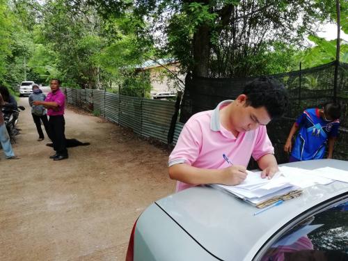กลุ่มกฎหมายพร้อมด้วยกลุ่มงานช่างและแผนที่ ส.ป.ก.อุตรดิตถ์ ลงพื้นที่ไกล่เกลี่ยข้อพิพาท เมื่อวันอังคารที่ 22 พฤษภาคม 2561 ในเขตปฏิรูปที่ดินพื้นที่ ต.ไคร้ อ.น้ำปาด จ.อุตรดิตถ์ 