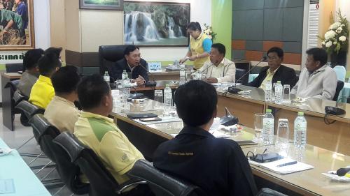 นายพงศธร ยุทธแสน นักวิชาการปฏิรูปที่ดินชำนาญการ ร.ษ.ก.ปทจ.อต. ร่วมต้อนรับคณะที่ปรึกษารัฐมนตรีว่าการกระทรวงเกษตรฯ ลงพื้นที่ติดตามผลการดำเนินงานโครงการไทยนิยม ยั่งยืน พื้นที่บ้านเขาสัก ม.10 ต.ผักขวง อ.ทองแสนขัน จ.อุตรดิตถ์ เมื่อวันอังคารที่ 10 ก.ค.61