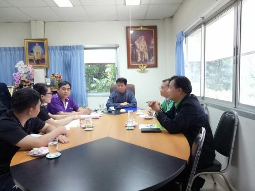 นายมณู วงศ์สุนทร ปฏิรูปที่ดินจังหวัดอุตรดิตถ์ ร่วมประชุมชี้แจงแก้ไขปัญหากรณีพื้นที่ในเขตปฏิรูปที่ดินจังหวัดอุตรดิตถ์ โดนคลองผาจุกตัดผ่าน ซึ่งทำให้เกิดปัญหาในกรณีแปลงที่ดินเป็นหลักประกันในการกู้เงินกับ ธ.ก.ส. เมื่อวันพุธที่ 10 ต.ค.61