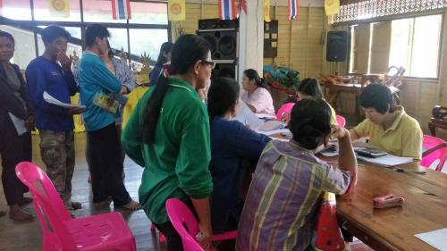 เจ้าหน้าที่กลุ่มการเงินบัญชีและจัดเก็บผลประโยชน์ ส.ป.ก.อุตรดิตถ์ ปฏิบัติงานเกี่ยวกับการติดตามหนี้สินเงินกองทุนการปฏิรูปที่ดินเพื่อเกษตรกรรม ณ วัดนาอิน ต.นาอิน อ.พิชัย จ.อุตรดิตถ์ เมื่อวันจันทร์ที่ 12 พ.ย. 61
