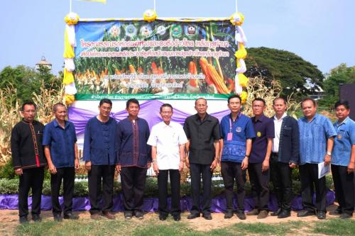 นายมณู วงศ์สุนทร ปฏิรูปที่ดินจังหวัดอุตรดิตถ์ ร่วมงานรณรงค์งดเผาฟางและตอซังข้าวโพดหลังฤดูทำนา เพื่อปิดโครงการสานพลังประชารัฐ ณ แปลงเรียนรู้ข้าวโพด สหกรณ์การเกษตรบ้านหม้อ ม.4 ต.บ้านหม้อ อ.พิชัย จ.อุตรดิตถ์ เมื่อวันอังคารที่ 28 พ.ค. 62
