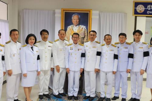 นายมณู วงศ์สุนทร ปฏิรูปที่ดินจังหวัดอุตรดิตถ์ ร่วมลงนามแสดงความอาลัย “พลเอก เปรม ติณสูลานนท์” ประธานองคมนตรี และรัฐบุรุษ ถึงแก่อสัญกรรม ณ ห้องโถง ชั้น 1 ศาลากลางจังหวัดอุตรดิตถ์ เมื่อวันพุธที่ 29 พ.ค. 62 