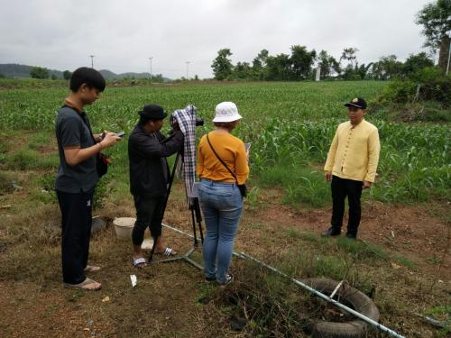 นายมณู วงศ์สุนทร ปฏิรูปที่ดินจังหวัดอุตรดิตถ์ ลงพื้นที่ถ่ายทำสารคดีร่วมกับสื่อมวลชน เพื่อดำเนินการประชาสัมพันธ์และเผยแพร่สารคดีรายการ “รักษ์ผืนดิน ถิ่น ส.ป.ก.” ณ พื้นที่เขตปฏิรูปที่ดิน ต.น้ำพี้ อ.ทองแสนขัน จ.อุตรดิตถ์ เมื่อวันพุธที่ 3 ก.ค. 62