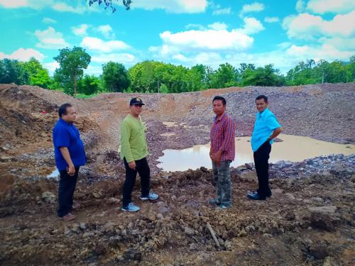 นายมณู วงศ์สุนทร ปฏิรูปที่ดินจังหวัดอุตรดิตถ์ พร้อมด้วยเกษตรจังหวัดอุตรดิตถ์,ประมงจังหวัดอุตรดิตถ์ และคณะกรรมการตรวจรับการจ้าง เข้าตรวจพื้นที่โครงการขุดขยายสระเก็บน้ำสาธารณะบ้านเขาสัก ม.10 ต.ผักขวง อ.ทองแสนขัน จ.อุตรดิตถ์ ในวันศุกร์ที่ 13 ก.ย.62