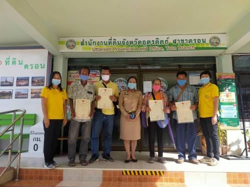 ส.ป.ก.อุตรดิตถ์ ดำเนินการโอนกรรมสิทธิ์ที่ดินให้เกษตรกรในเขตปฏิรูปที่ดิน (ที่ดินเอกชน) ณ สำนักงานที่ดินจังหวัดอุตรดิตถ์ สาขาตรอน อำเภอตรอน จังหวัดอุตรดิตถ์ เมื่อวันจันทร์ที่ 15 มิ.ย. 63