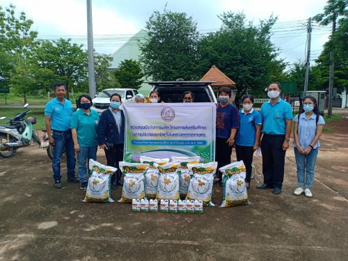ส.ป.ก.อุตรดิตถ์ ร่วมส่งมอบปัจจัยการผลิต (ปุ๋ยอินทรีย์) ตามโครงการส่งเสริมทักษะการประกอบอาชีพทั้งในและนอกภาคเกษตร กิจกรรมโครงการเกษตรทฤษฎีใหม่ ประจำปีงบประมาณ พ.ศ.2563 ณ เทศบาลตำบลทุ่งยั้ง อ.ลับแล จ.อุตรดิตถ์ ในวันศุกร์ที่ 14 ส.ค.63