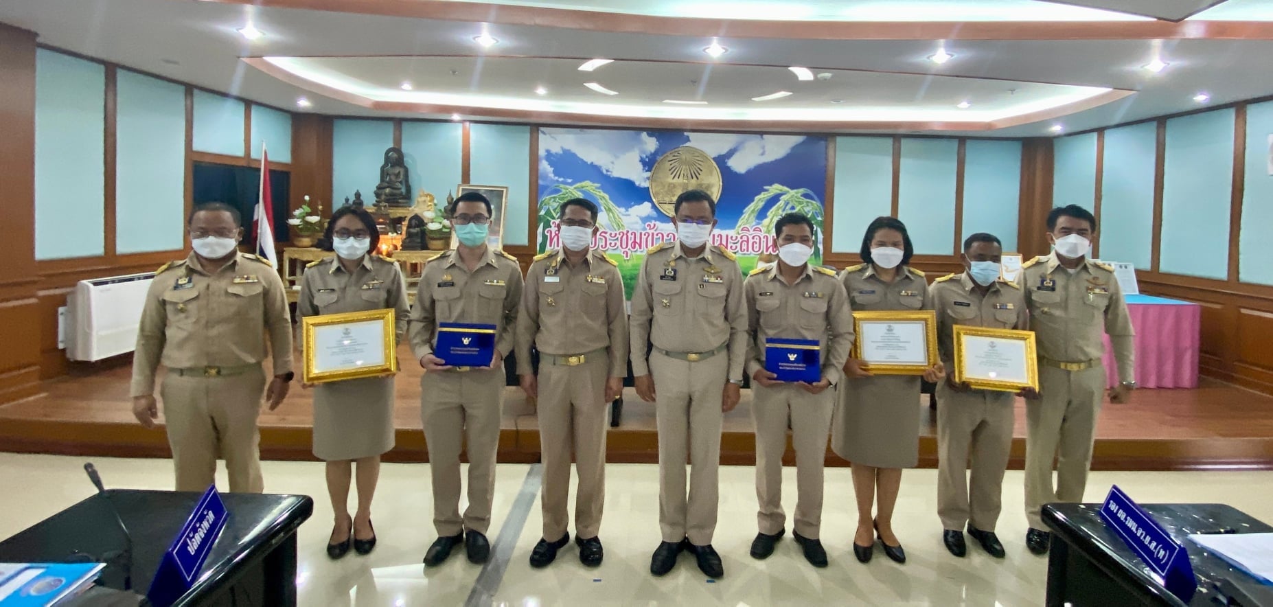 พิธีมอบเกียรติบัตรและเข็มเชิดชูเกียรติ (ครุฑทองคำ) ข้าราชการพลเรือน ดีเด่น ประจำปี 2564 ในระดับประเทศและระดับจังหวัด