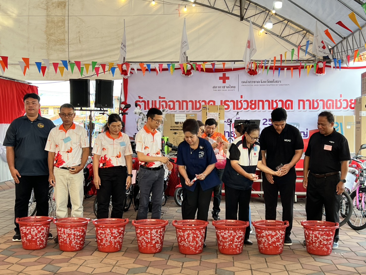 ส.ป.ก.ยโสธร ร่วมเป็นสักขีพยานในการมอบรางวัลและร่วมจำหน่ายบัตรกาชาดในงานสถาปนาจังหวัดยโสธร ประจำปี 2569