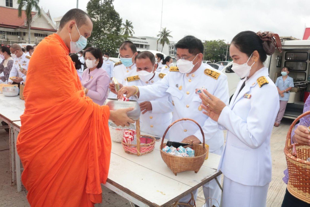 ส.ป.ก.ยโสธร เข้าร่วมพิธีทำบุญตักบาตรถวายพระราชกุศลเฉลิมพระเกียรติสมเด็จพระนางเจ้าสุทิดา พัชรสุธาพิมลลักษณ พระบรมราชินี เนื่องในโอกาสวันเฉลิมพระชนมพรรษา 3 มิถุนายน 2565