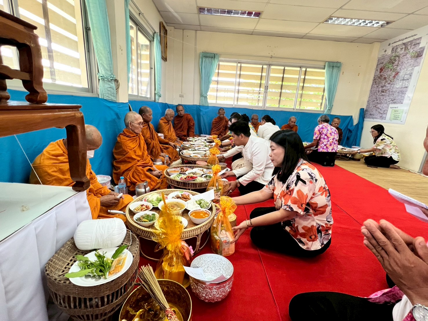 ส.ป.ก. ยโสธร จัดพิธีเจริญพระพุทธมนต์ทำบุญถวายภัตตาหารเพลแด่พระสงฆ์ พิธีสักการะศาลเจ้าที่และสิ่งศักดิ์สิทธิ์ประจำสำนักงาน เนื่องในเทศกาลวันขึ้นปีใหม่ไทย