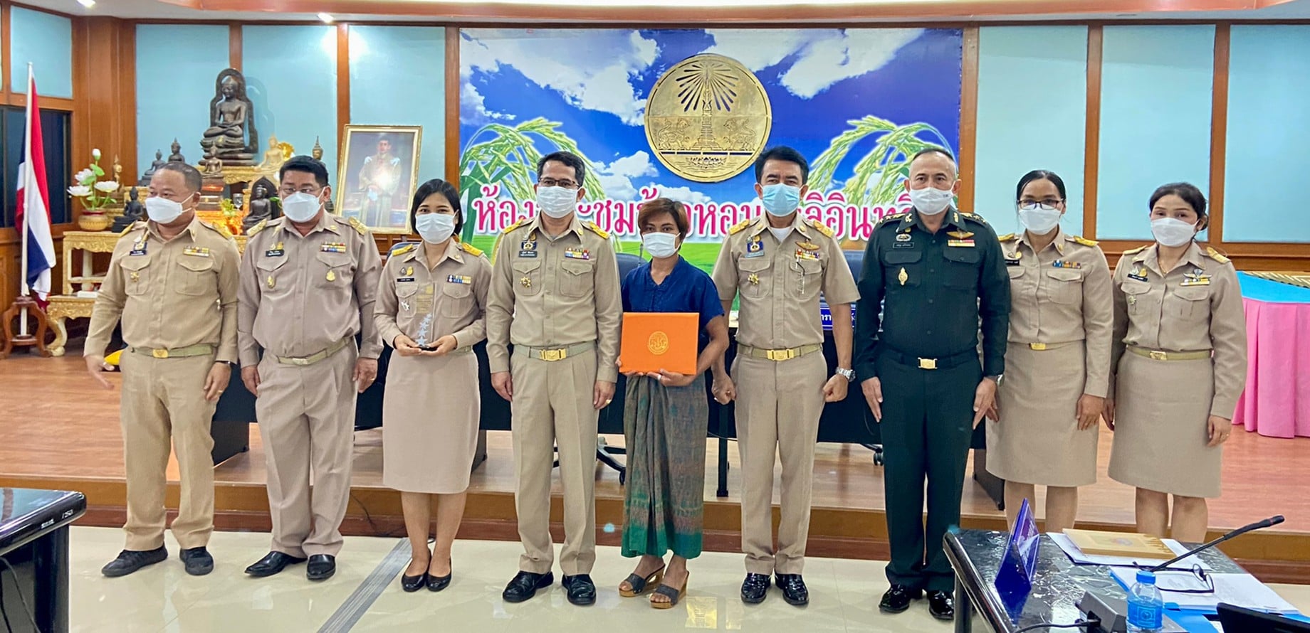 ส.ป.ก.ยโสธร นำเจ้าหน้าที่ในสังกัด และเกษตรกรในเขตปฏิรูปที่ดิน เข้ารับมอบรางวัล Talent of the year ประจำปี 2564 และรางวัลการเขียนบทความทางวิชาการ